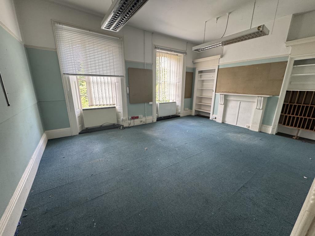 Lot: 18 - DETACHED PROPERTY WITH POTENTIAL AND LARGE CAR PARK - Ground floor office